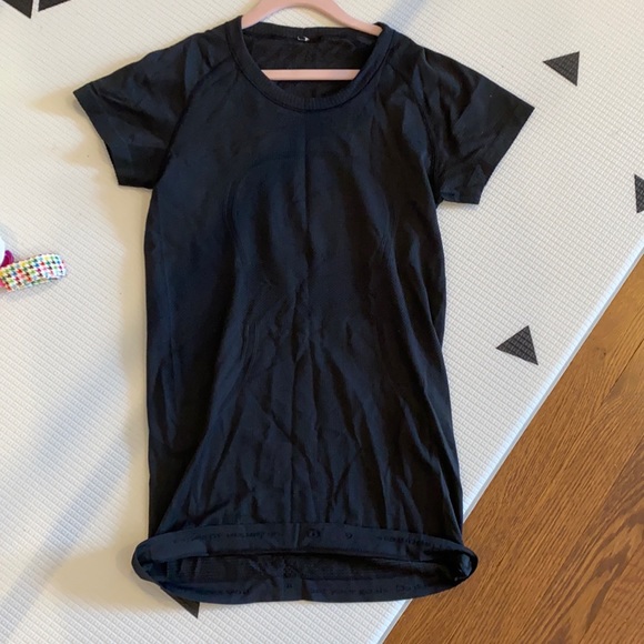 Black size 6 lululemon work out dry fit t shirt